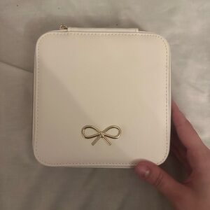 Cupcakes & Cashmere jewelry holder